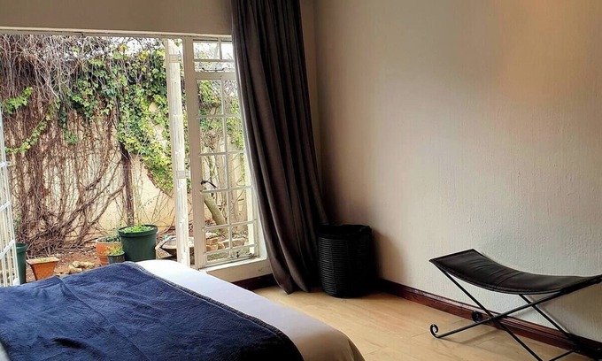 Greater Johannesburg Metropolitan Area Condominio | Nestled in Westdene Johannesburg. Close to great restaurants, bars and art.