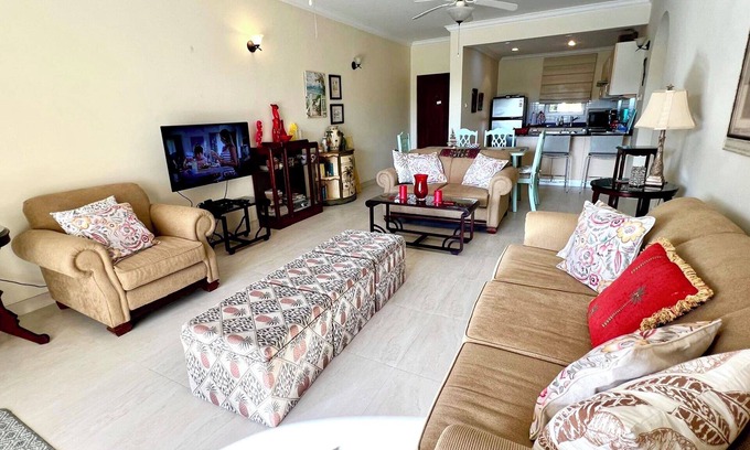 Callendar Condominio | Nestled on the prestigious Barbados Golf Course, this charming two-bedroom called “Island Time”