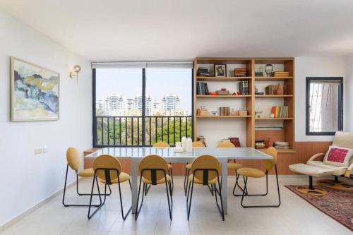 Tel Aviv Apartamento | Neta's Central 3BR Gem Close to the Beach with Bomb Shelter in Tel Aviv