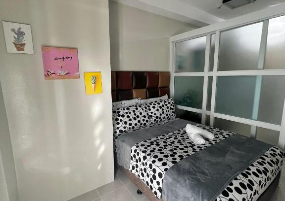 Tagaytay Cama Y Desayuno | Netflix and Unli WIFI!!! The Elchies Room at Tagaytay Prime Residence