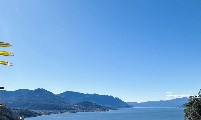 Colmegna Apartamento | Neu Renovierte Ferienwohnung mit Fantastischem Ausblick auf den Lago Maggiore