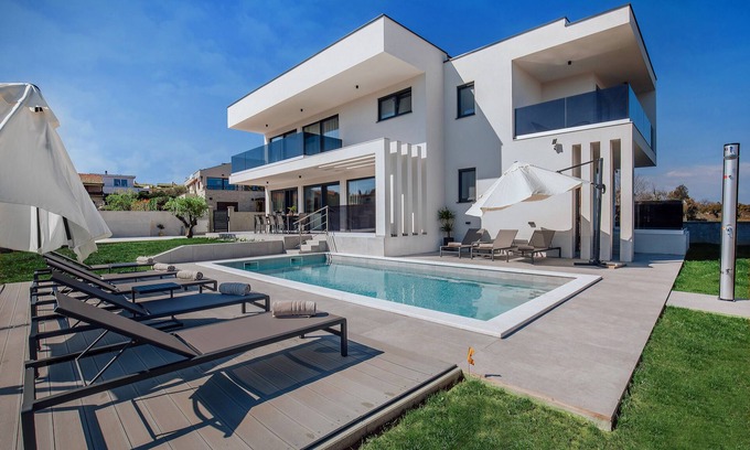 Liznjan Villa | Neue Luxusvilla mit Pool, Sauna, Grossem Garten, in der Nahe Eines Sandstrandes