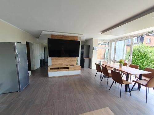 Schwerin Apartamento | Neumühler Hof Ferienwohnung "Stefan" bietet 4 Schlafzimmer und 4 Bäder , eine Große Badewanne und großer Terrasse zum Garten, kostenfreie Parkmöglichkeiten