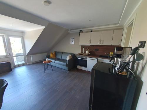 Schwerin Apartamento | Neumühler Hof- Ferienwohnung "Benjamin" mit großer Privater Dachterasse und guter Anbindung in die City