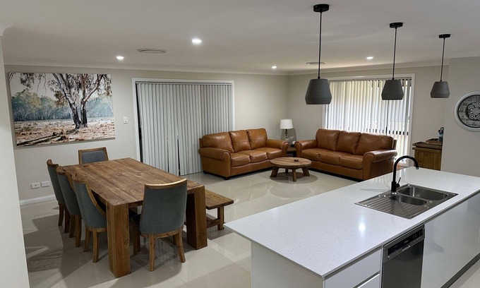 North Tamworth Casa | Eureka at The Meadows. Perfect for a family, executive or work stay.