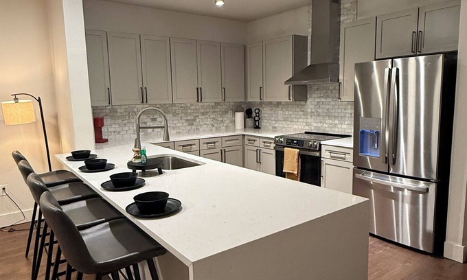 Uptown Apartamento | Neutral Nest Long-Term Minimalist Living in Prime Victory Park