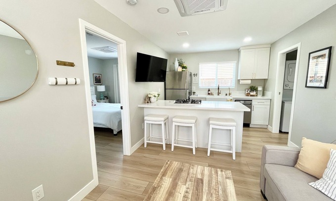 South Redlands Apartamento | NEW 1-bdrm with kitchen / living room in Guesthouse with Wifi, AC & soft water