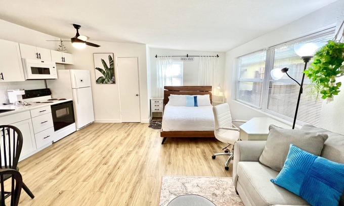 Dunedin Apartamento | NEW! 1-blk to Waterfront, Sunsets, Bike Path. Tri-plex Studio Apartment