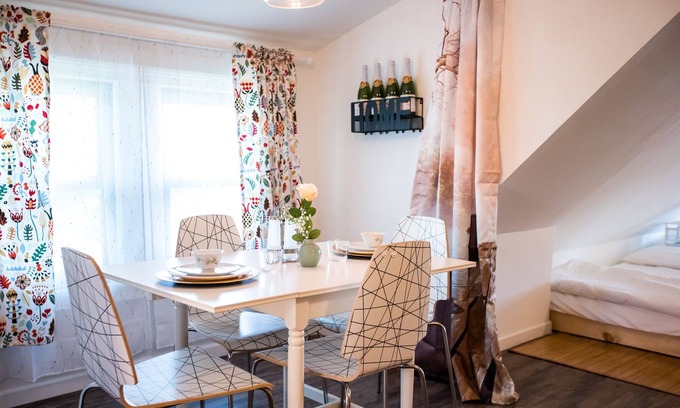 East Flushing Apartamento | NEW!1000 sf Studio Loft! w/ Access to an Outdoor Kitchen Patio & Rooftop Terrace