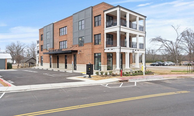 Arlington Apartamento | New! 1BR 1BA Apt in Downtown Historic Arlington Depot Square, Large Balcony