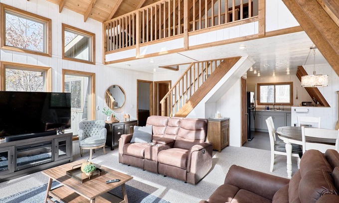 Wright City Chalet De Esquí | NEW! 2/1.5 Chalet, Outdoor Oasis tucked away on Turrach lake