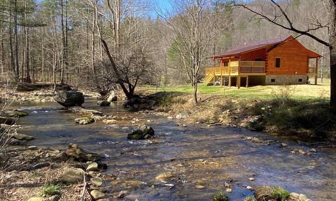 Ferguson Cabina | New 2/2 Log Cabin, Rushing Trout Stream, Hot Tub, Fireplace, 8 Acres, WiFi