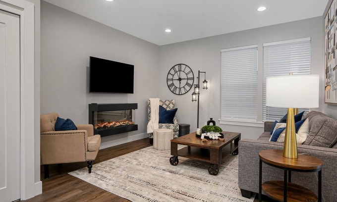 South Central Casa | New 2 Bd Luxury Townhouse- King Bed, Downtown, near Hospital, Close to Wineries