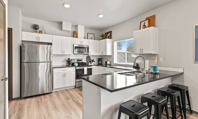 South Perry District Apartamento | New 2 Bed 2 Bath Near Perry District and DT!