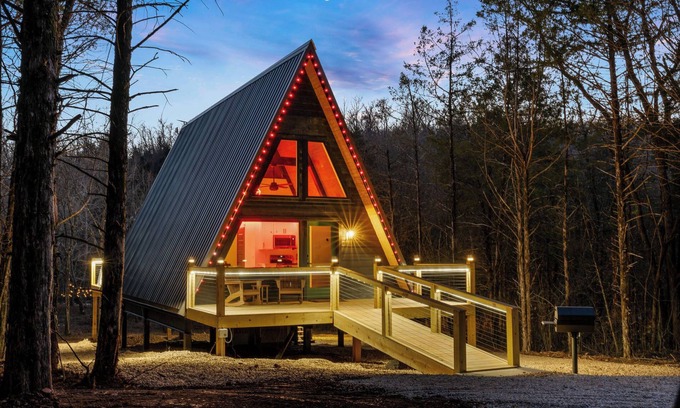 Omaha Cabina | NEW! 2-bedroom A-frame Cabin with Sauna, Hot Tub, & Creekfront