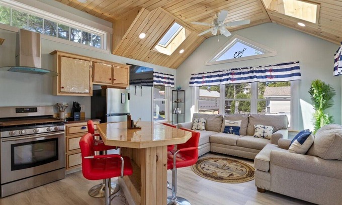 Old Orchard Beach Cabina | New 2-bedroom cabin with WiFi, AC in delightful Old Orchard Beach