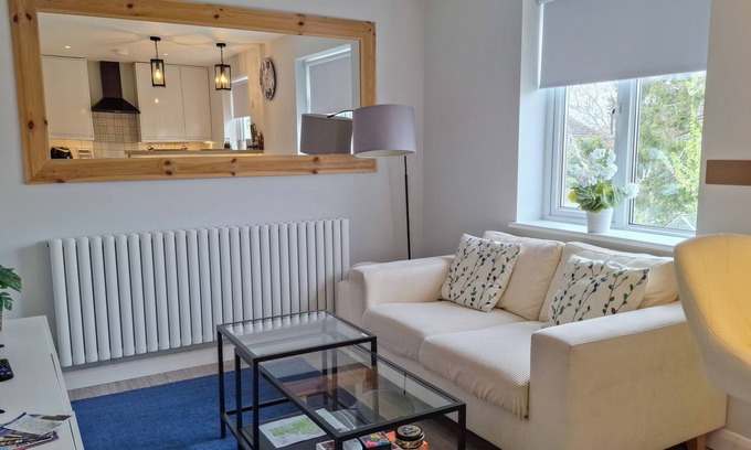 Ashford Apartamento | NEW 2 bedrooms with private en-suite near Heathrow