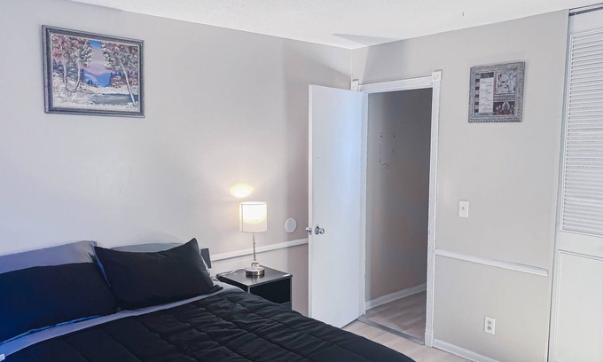 Lyn-Lake Condominio | New! 20% off-Uptown Charm - Quiet Condo + Free Parking next to Attractions