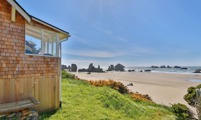 Bandon Cabina | New 2024 Darling 1930s beach cabin-newly remodeled
