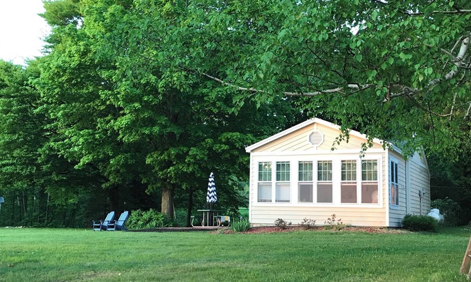 Charlevoix Cabaña | Tranquilo, pintoresco Lakefront Cottage