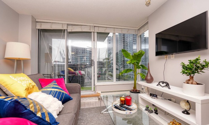 Crosstown Condominio | New 2025 Luxury Stadium views/Downtown Core
