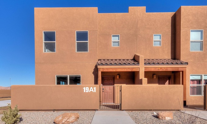 Moab South Valley Casa | New 2bd, 2.5 bath Townhome w/ Red Rock Views, Pool, Hot Tub, full kitchen, w/d