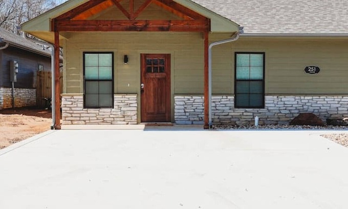 Paris Casa | New 2BR, 2B, 251 11th NE, unit1