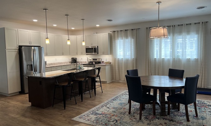 Harvard Casa | New 3 bdrm home! quiet, single level with open floor plan. 10 min. from Moscow.