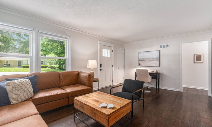 Prairie Village Casa | NEW 3 bed 2 bath - Dog friendly