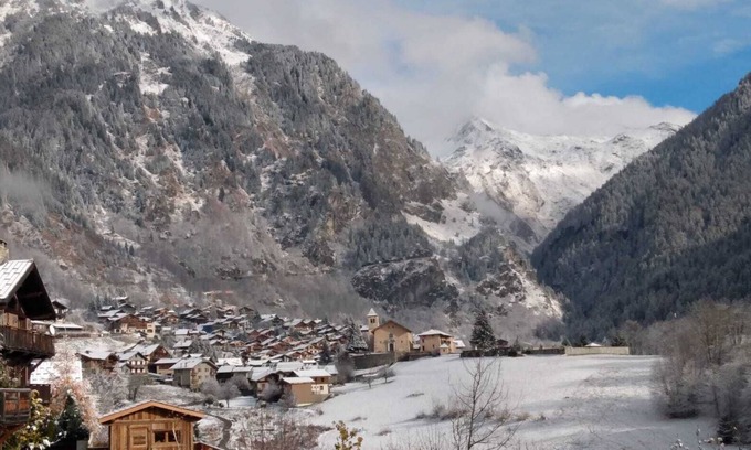 Champagny-en-Vanoise Apartamento | New 3 bed apartment, large terrace, superb views, pool, sauna and gym.