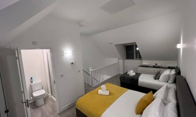 Luton Casa | New 3 bed house, Sleeps 7, Contractors & families welcomed, free Wi-Fi & Parking