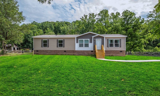 Gaffney Otro | New 3-bedroom country farmhouse with bold creek and new hot tub in Gaffney!
