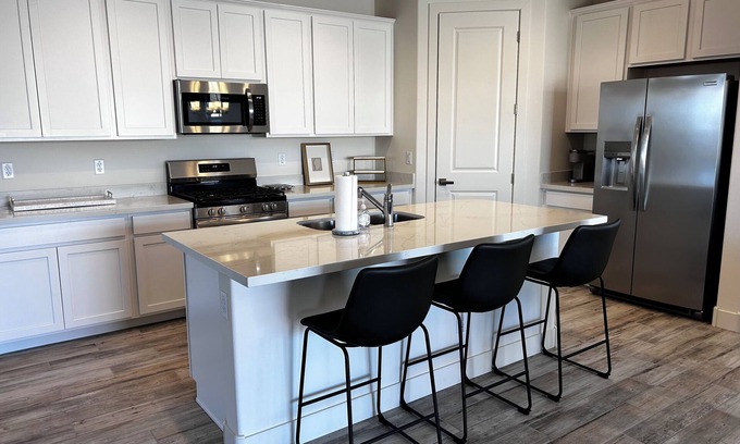 Maricopa County Casa | New 3-bedroom home in Litchfield Park w/ outdoor area. Near Hiking & Golfing