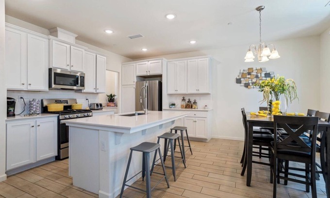 Raisin Casa | New 3-Bedroom House, Gated Community, Pool, near Fresno Airport and Starbucks.