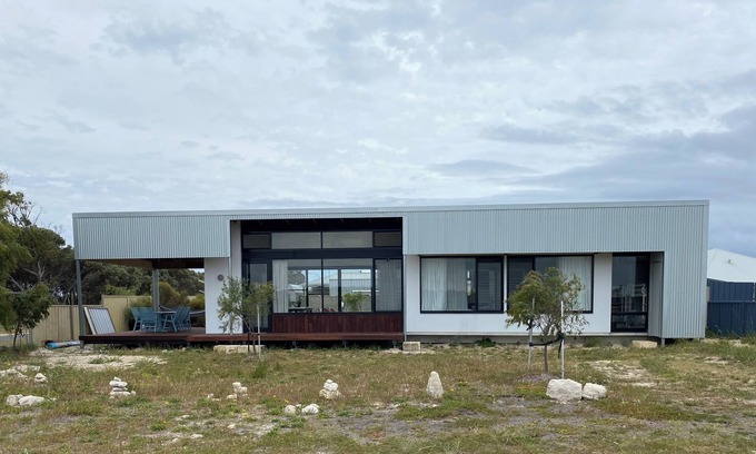 Lancelin Casa | New 3-bedroom house with 270 degree bush/dune views, WiFi and AC in Lancelin
