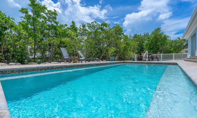 Coury Casa | Nuevo hogar de 3 dormitorios con atraque, piscina y Cabana Club en 13th St en KCB