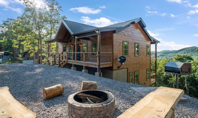 Pigeon Forge Chalet De Esquí | New/3 King Suites/Sleeps12/View/5 mi to PF/Hot tub