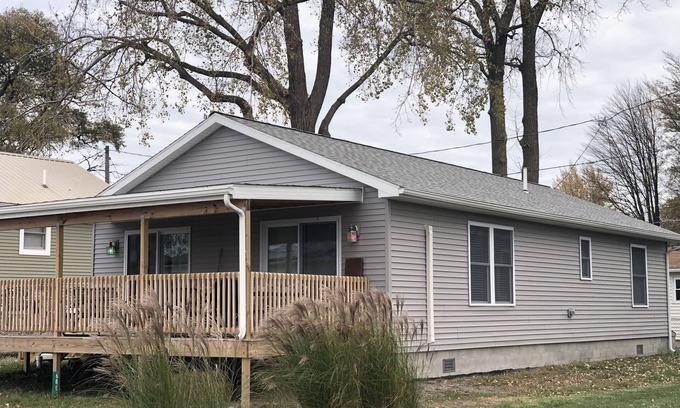 Oak Harbor Casa | New! 30 seconds from couch to shore, covered front porch w/sunset water views.
