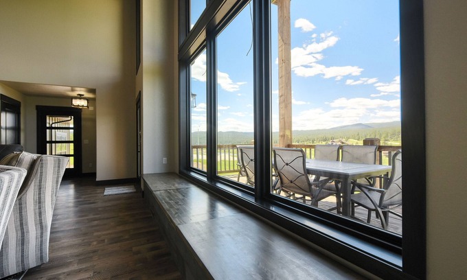 Sturgis Cabina | New 3300+ Sq. Ft. Lodge Near Golf Course and Deadwood, Hot Tub and Great View