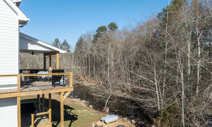 Bluff City Casa | New 3b/3ba waterfront construction on the South Holston River 1 mile from town.