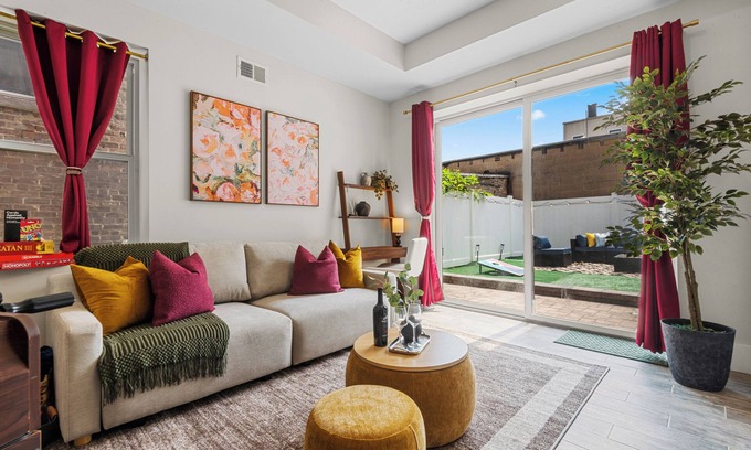 West Side Casa | NEW! 3BR/2.5 Bath/15min-NYC /5min-PATH Train, Yard, Gameroom, Parking- SLEEPS 10