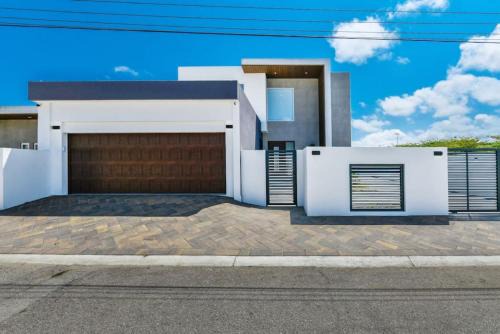 Bubali Casa | NEW 3BR 2BA Modern Oasis 3-min to Eagle Beach