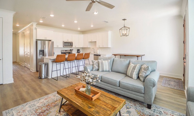 Starkville Condominio | New 3BR/3.5BA condo 1.2 miles from MSU and 1.9 miles from the Cotton District!