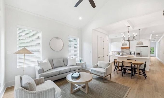 Lafayette Casa | New 3BR - King Bed - Garage - Near Hospital