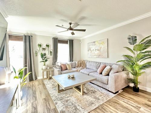 Sun Bay South Apartamento | New 3BR w King Beds, Pool, Modern Elegance