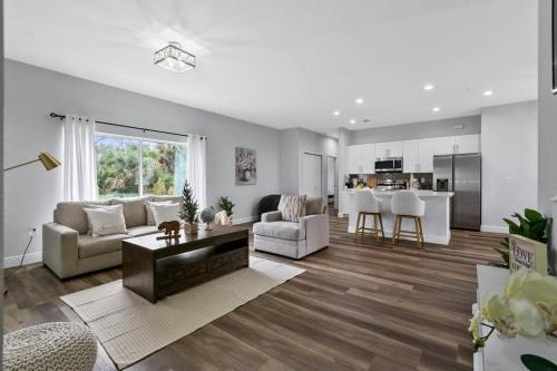 Englewood East Casa | New 4/2 House Near Beach w/King Bed, Backyard