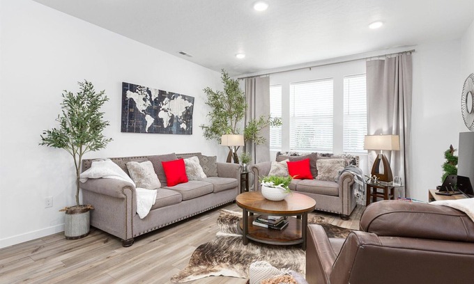 Eagle Casa | New 4-bdrm 2 1/2 bath townhome in Eagle with King Beds Pool WiFi 2 car Garage