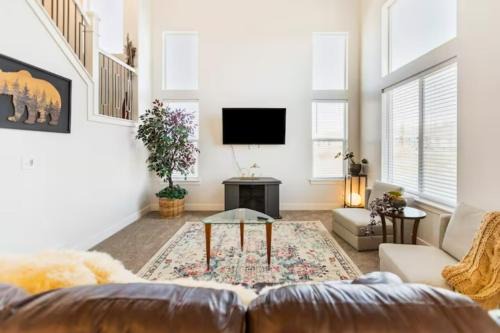 Lehi Casa | NEW 4-bed 4-bath Stylish House with Mountain View and 2 garages