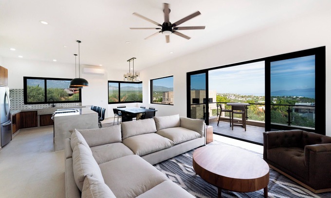 La Ventana Casa | New 4 bedroom home - pool and jacuzzi - 10 minute walk to South Beach