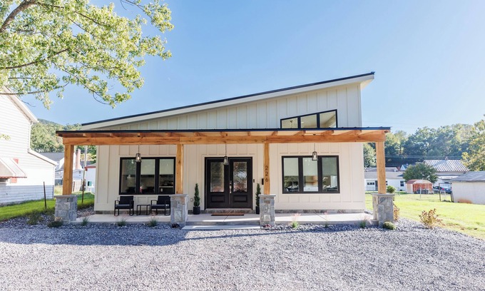 Buena Vista Casa | New 4-bedroom house in Buena Vista with WiFi and AC near SVU
